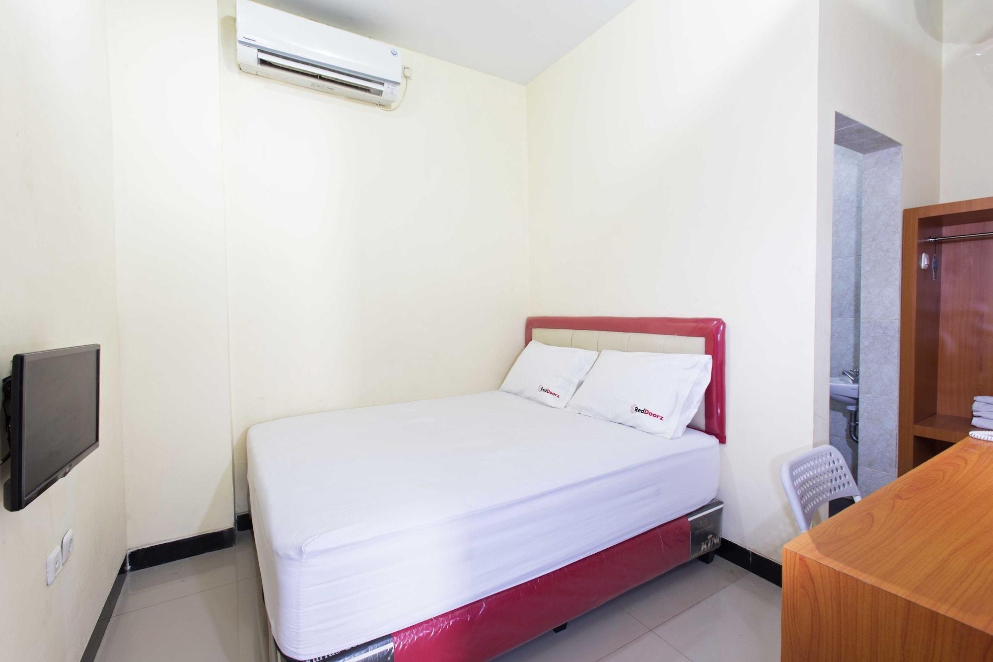 Reddoorz Plus @ Jalan Pemuda Jakarta Kültér fotó