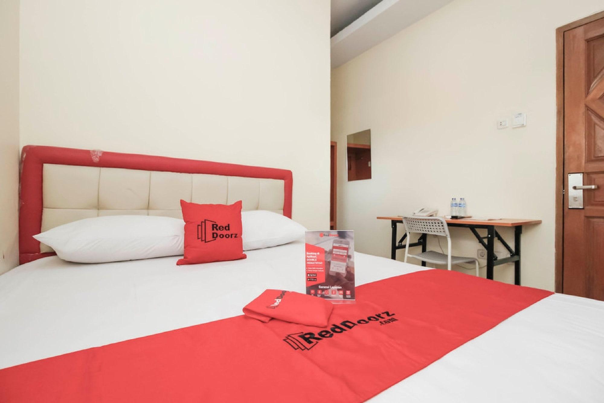 Reddoorz Plus @ Jalan Pemuda Jakarta Kültér fotó