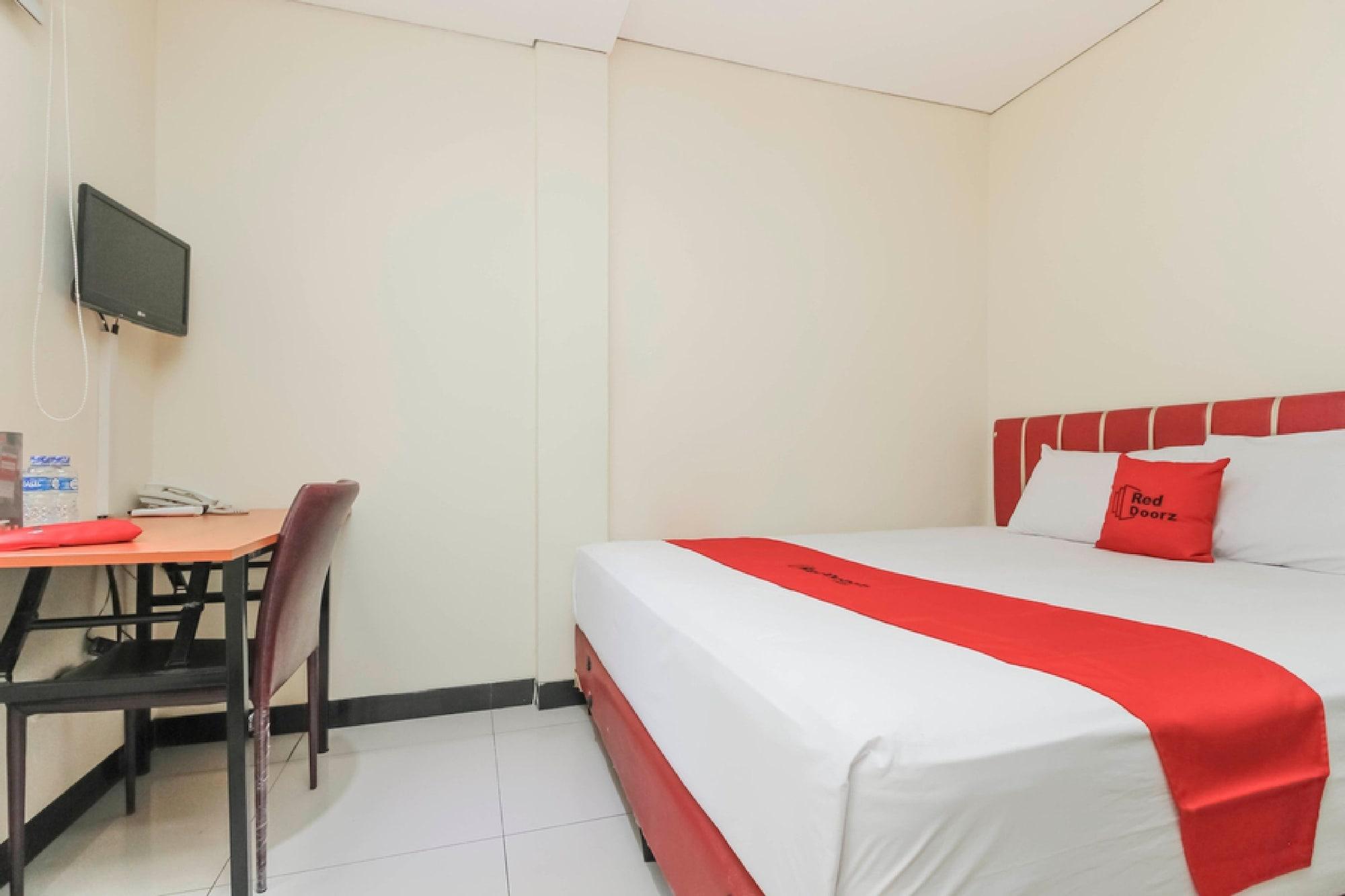 Reddoorz Plus @ Jalan Pemuda Jakarta Kültér fotó