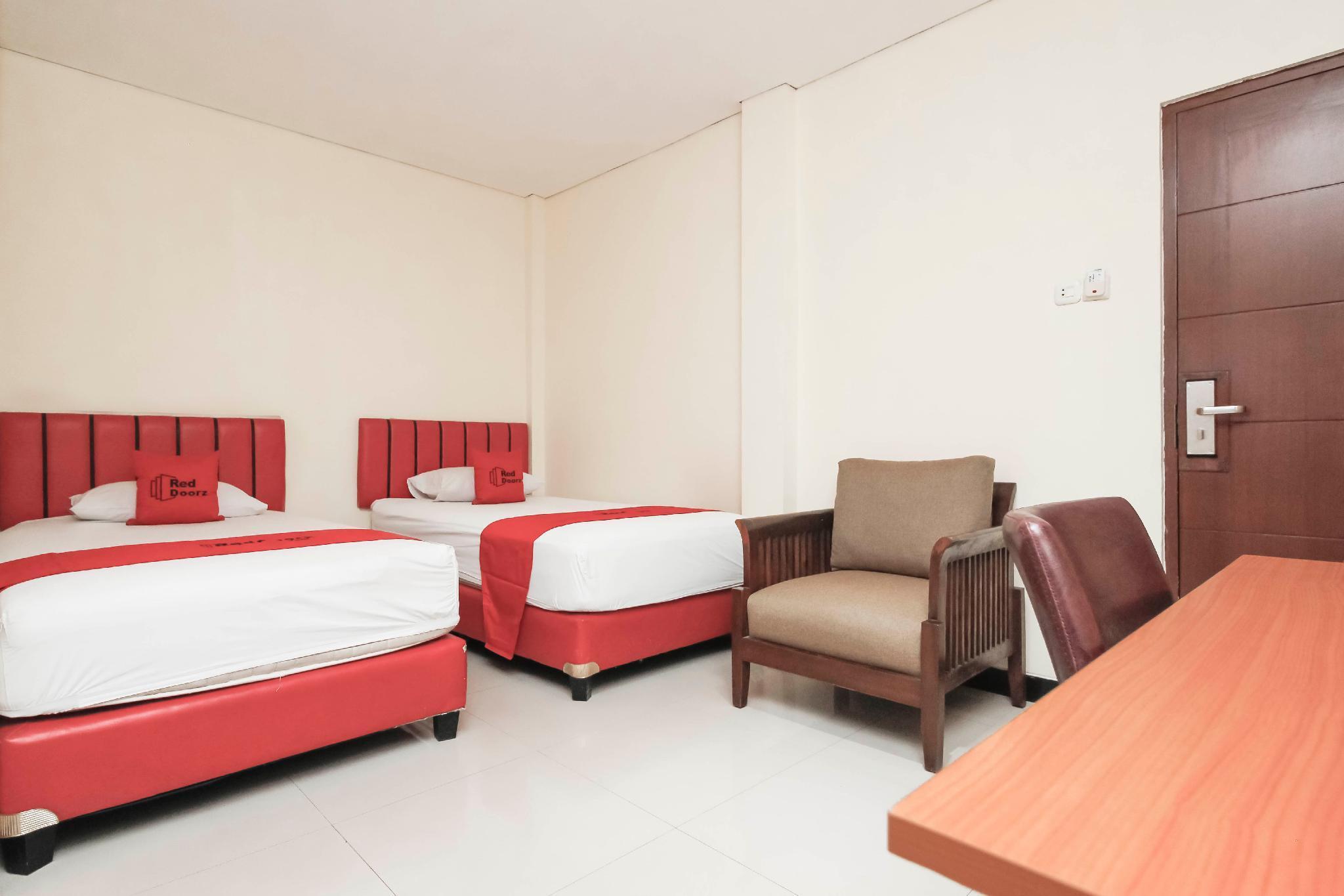 Reddoorz Plus @ Jalan Pemuda Jakarta Kültér fotó