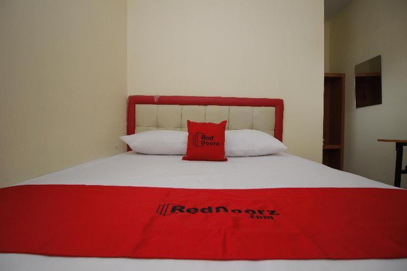 Reddoorz Plus @ Jalan Pemuda Jakarta Szoba fotó