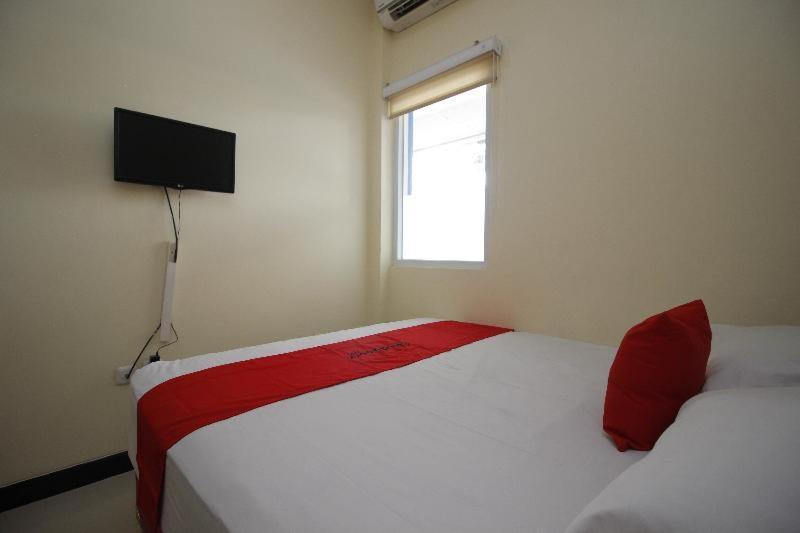 Reddoorz Plus @ Jalan Pemuda Jakarta Szoba fotó