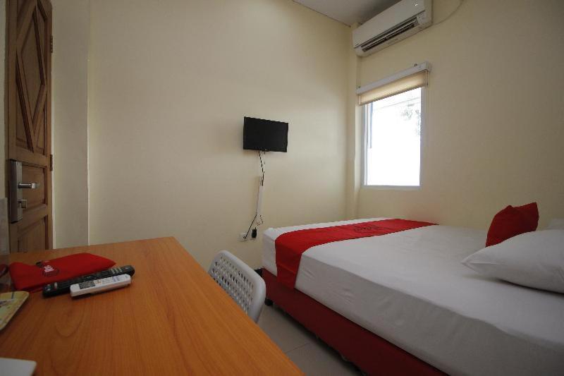 Reddoorz Plus @ Jalan Pemuda Jakarta Szoba fotó