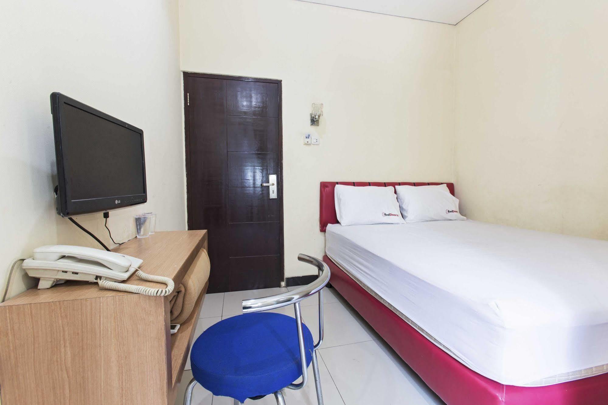 Reddoorz Plus @ Jalan Pemuda Jakarta Kültér fotó